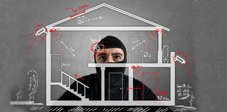 دزدی که دارد به نقسه یک خانه نگاه میکند و جای دوربین ها و دزدگیر را برای خود مشخص کرده